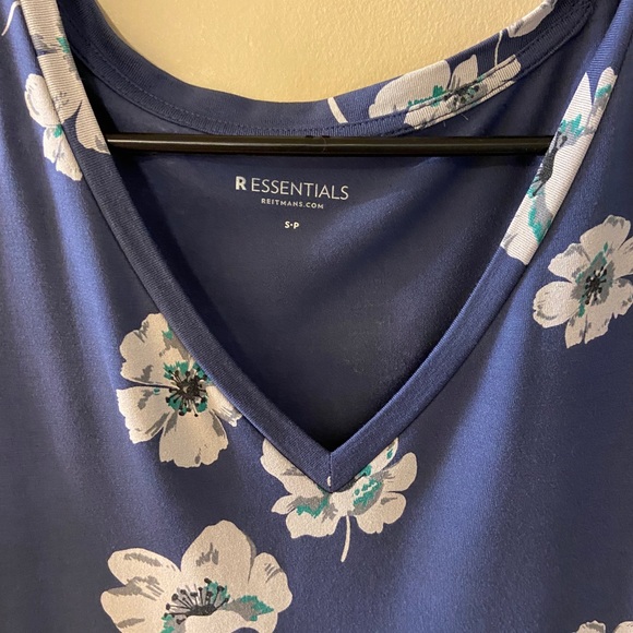 Reitmans blue v-neck t-shirt/blouse with grey flowers - size small - Picture 2 of 7